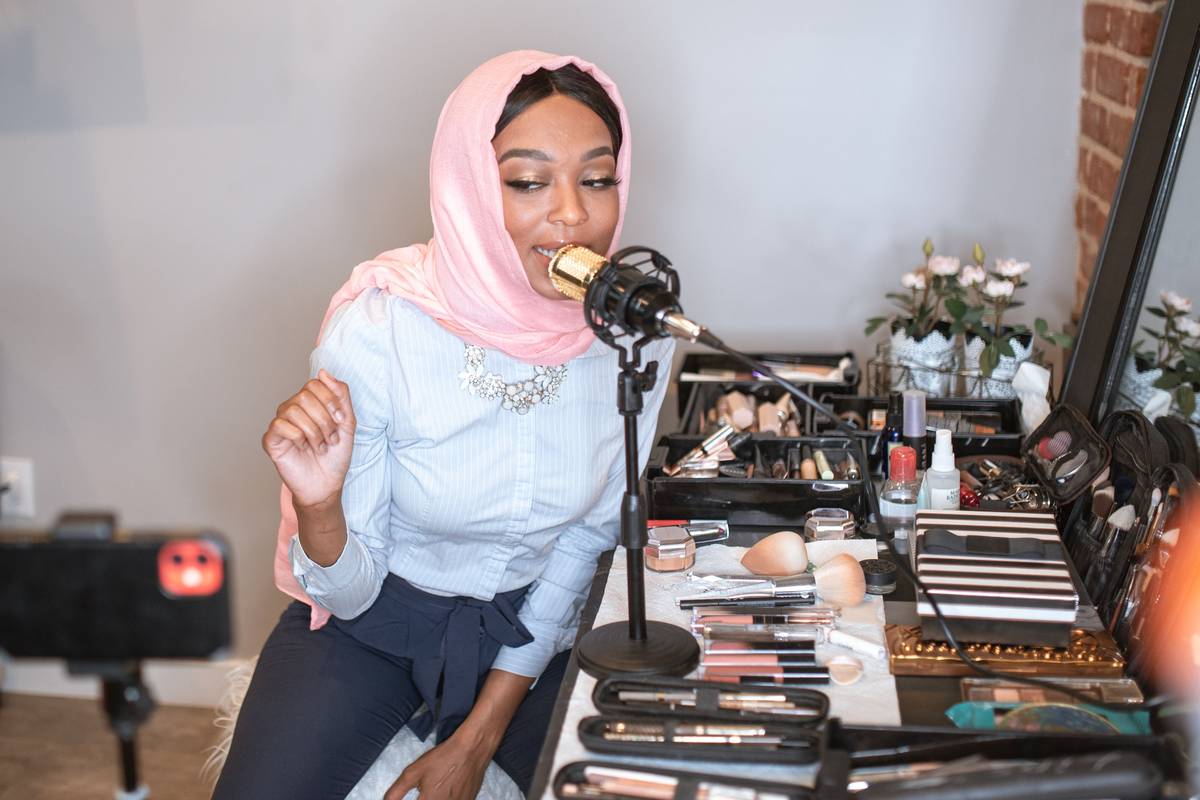 How to Craft the Perfect Social Media Post for Makeup Artist Growth (Without Burning Out)