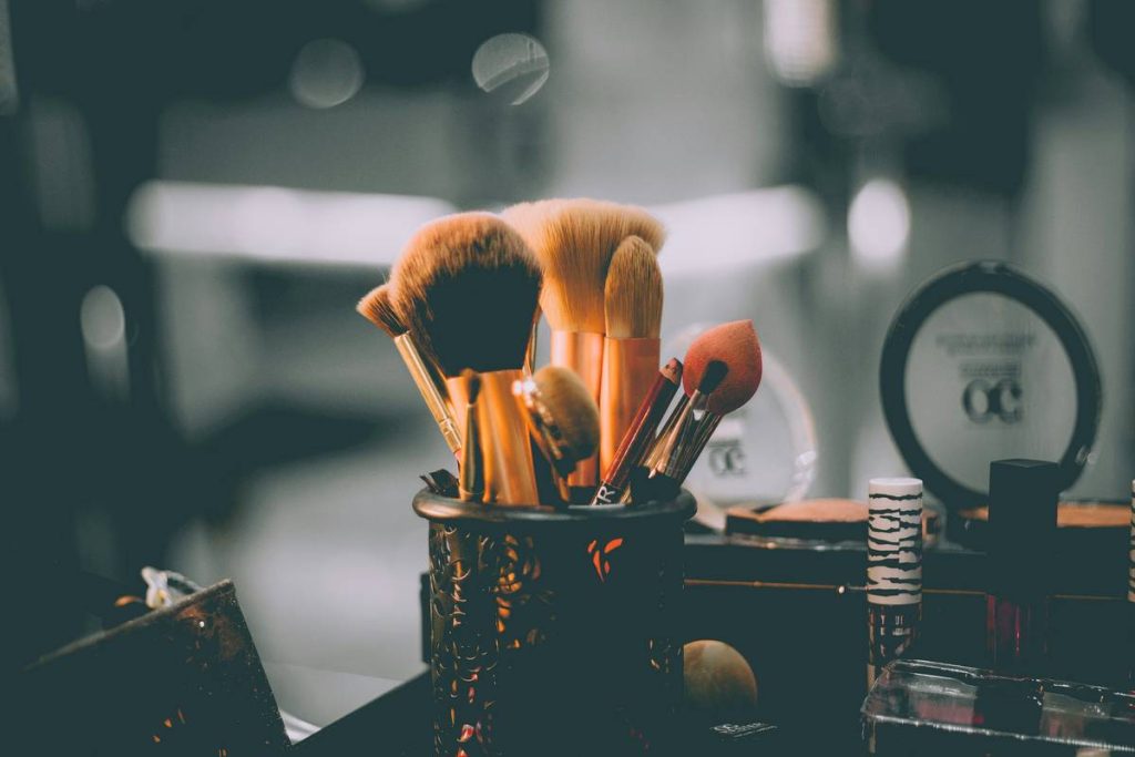 What Helps in Makeup: The Inside Scoop from Beauty Pros and the Wellness Secrets Behind Flawless Looks