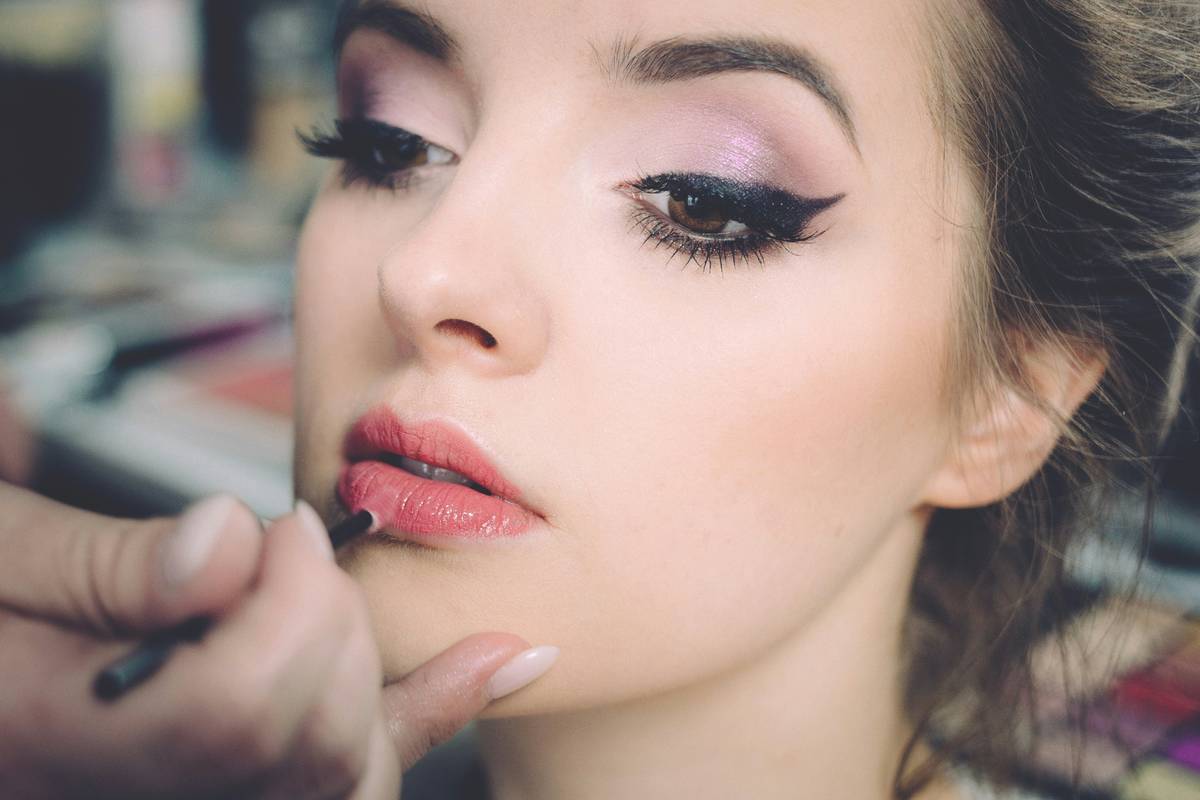 Infographic showing common school-day makeup pitfalls: heavy foundation causing breakouts, non-waterproof mascara smudging during gym, skipping sunscreen under makeup