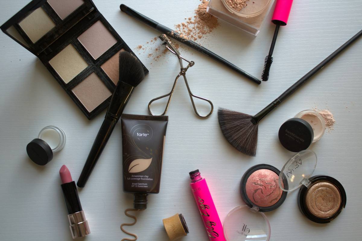 Close-up example of social media banner makeup featuring hand applying highlighter with brand-consistent colors and minimal text